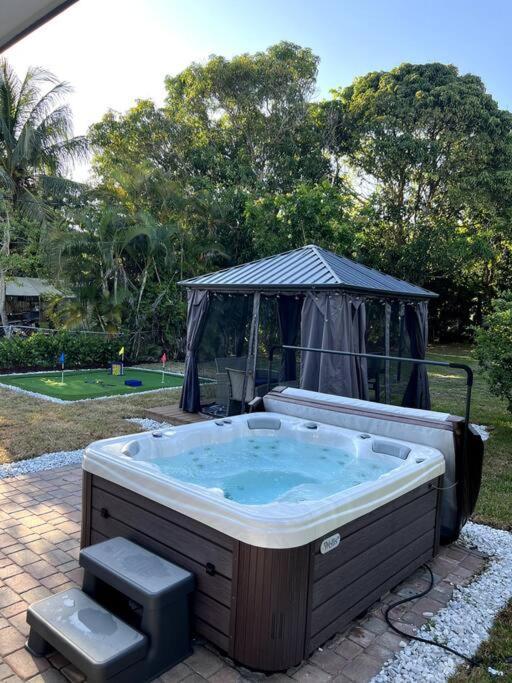 Modern Tropical Oasis With Arcade, Hottub & Minigolf Villa Hollywood Exteriör bild